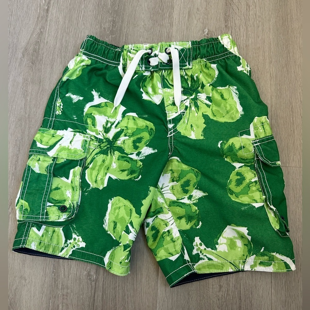 Boys Mossimo Swim shorts size small 6/7
Green and white